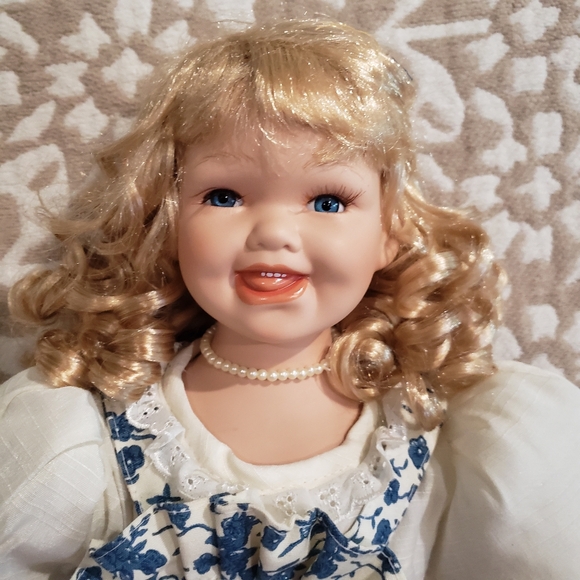 Ashley Belle "MEGAN" Fine Bisque 18" Porcelain Doll - New in Box - Picture 6 of 9
